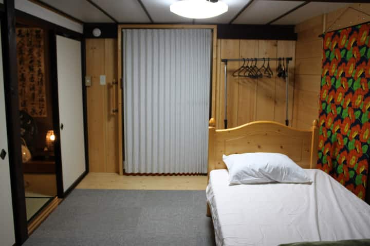Dormitorio tipo dormitorio
Actualmente, hay dos camas.
Hay un inodoro solo para mujeres en la parte trasera.