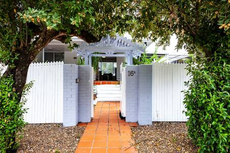 Large Master Bedroom with Aircon in Gorgeous Home Close to Beach Fast Wifi