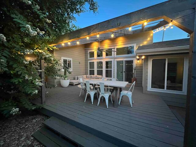 luxe hippie bungalow – POOL/huge deck 3 Beds 78704 gallery image 3
