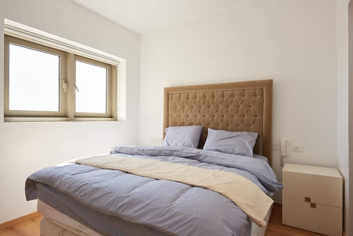  套房卧室，带更衣室、卫生间和淋浴间