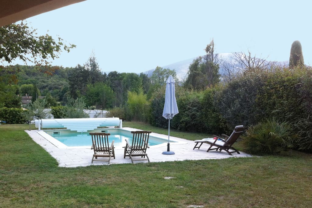 Piscine vue de la terrasse, vue sur le Concors