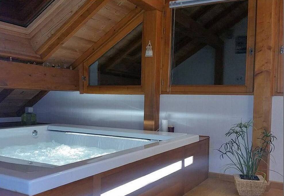 Niveau 2 : Salle de bain n°1 avec baignoire jacuzzi (200x215) et douche.