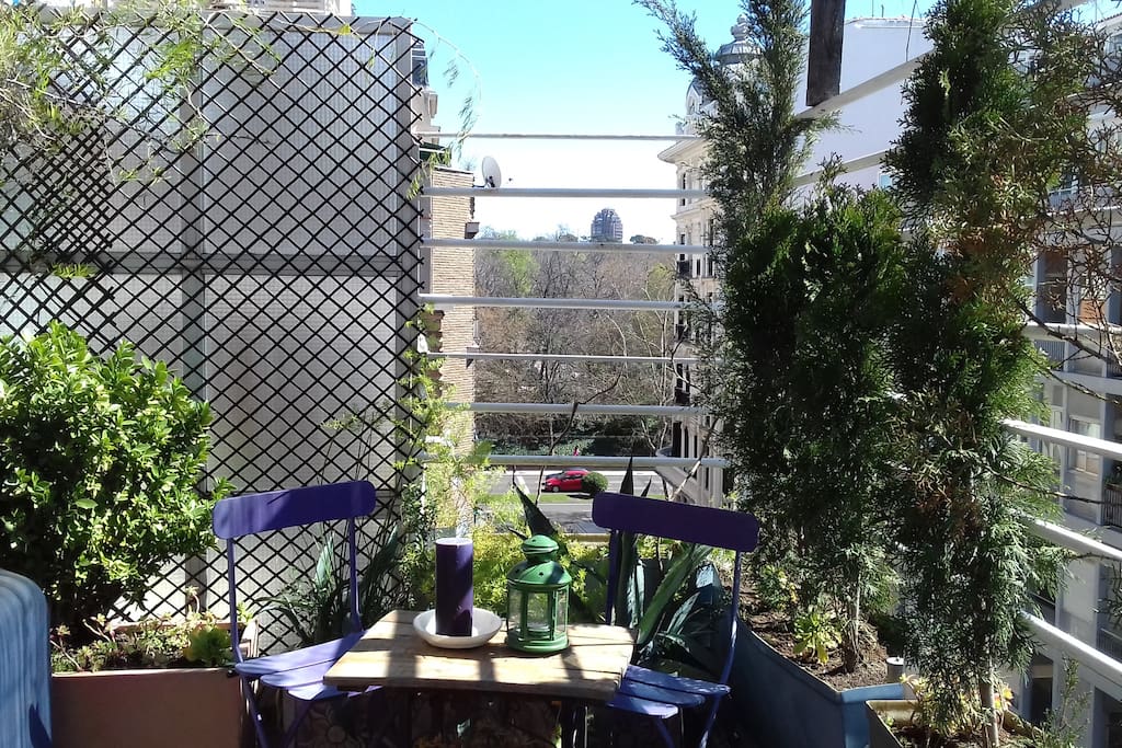 Vistas al Parque del Retiro desde la zona chillout de la terraza privada