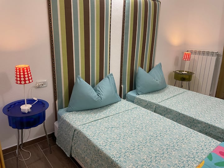 Spavaća soba s dva kreveta