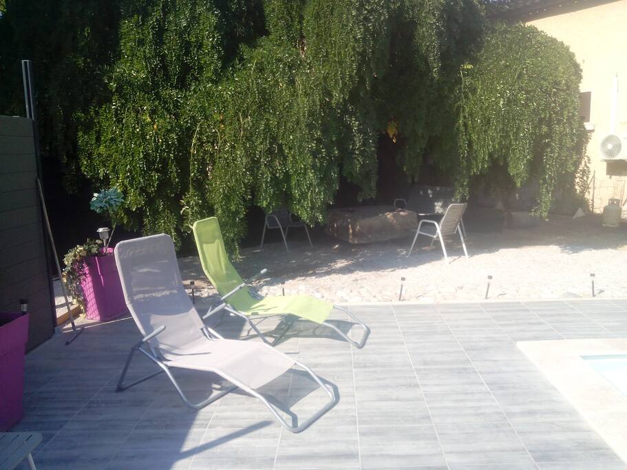 Passez de bons moments sous l'ombrage de ce bel arbre.