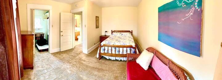 房源东南角的白色客房。 