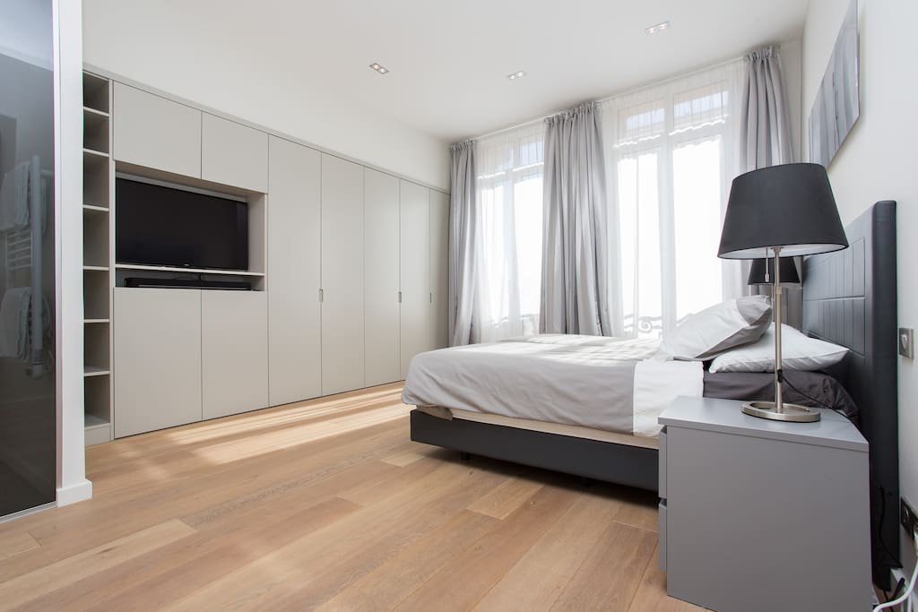 Master bedroom, bathroom ensuite, dressing, Apple TV, air conditioning