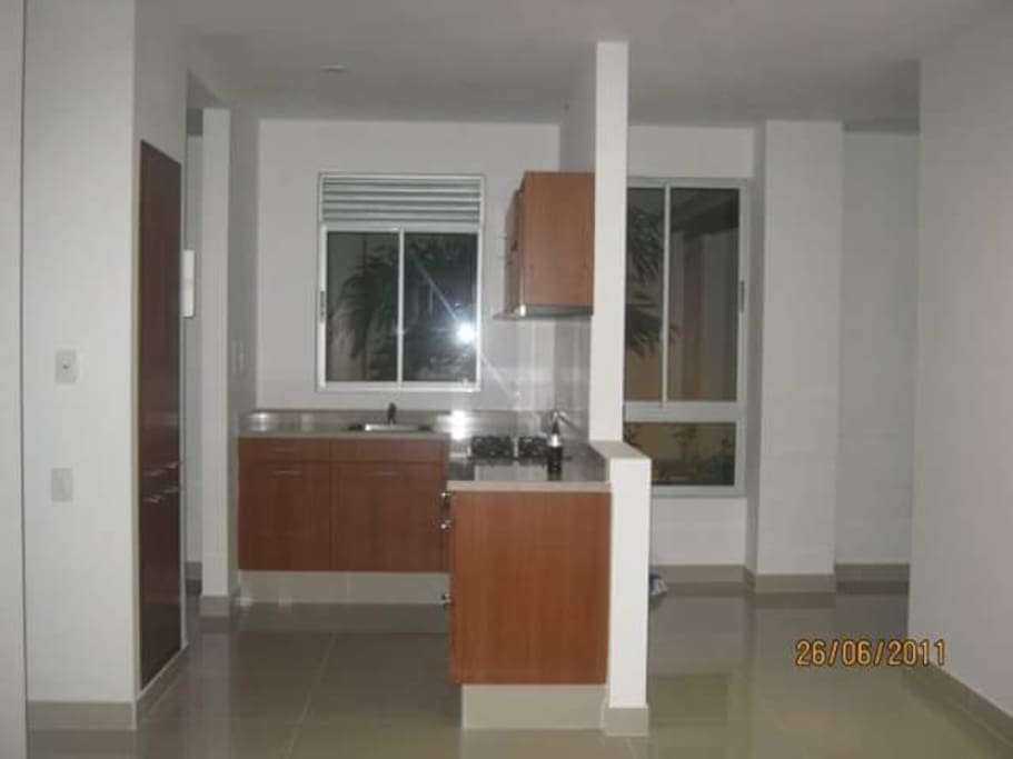 Cocina y corredor de entrada.