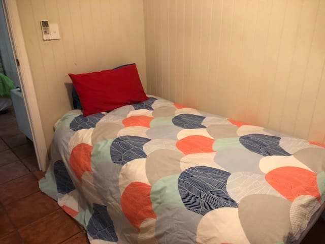 6. Small Room / Single Bed / Family Home