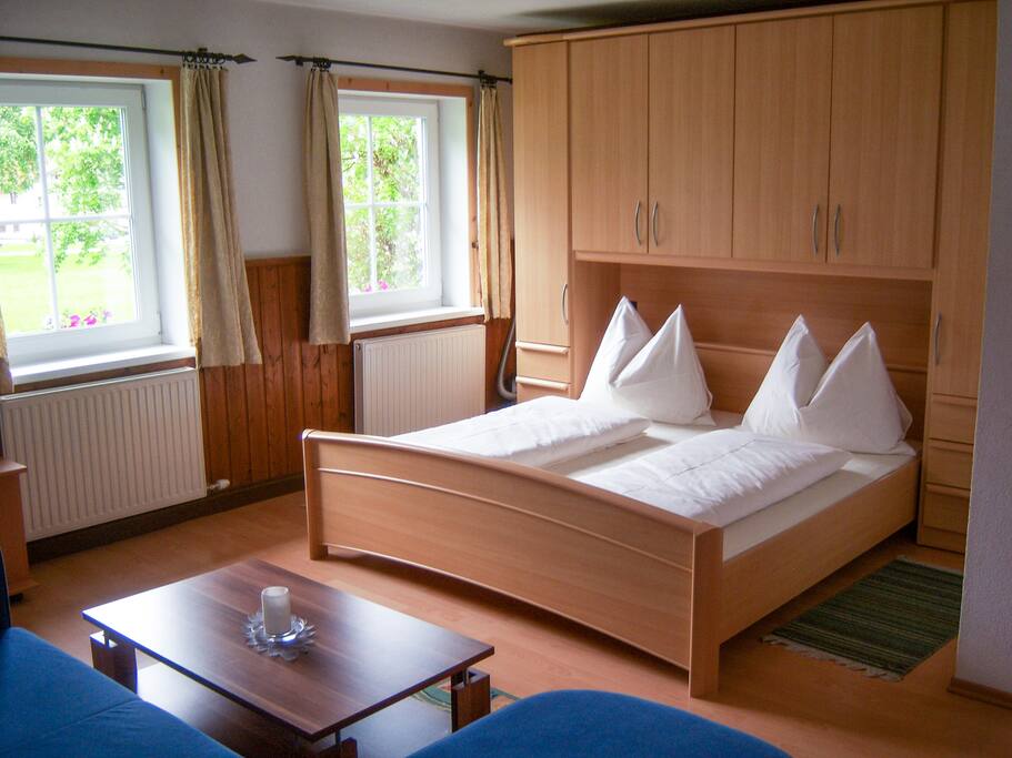 Das Doppelbett im Wohnschlafzimmer mit TV & WiFi