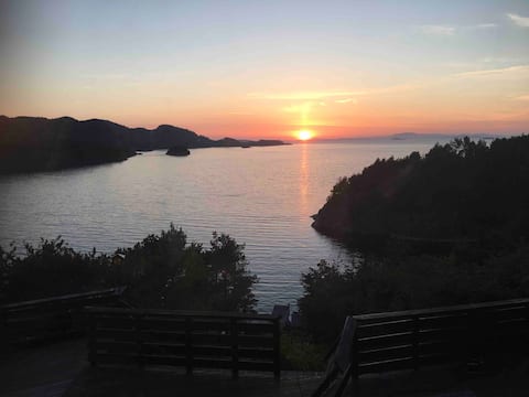 Idyllic cabin 70 meters from the sea and by boat