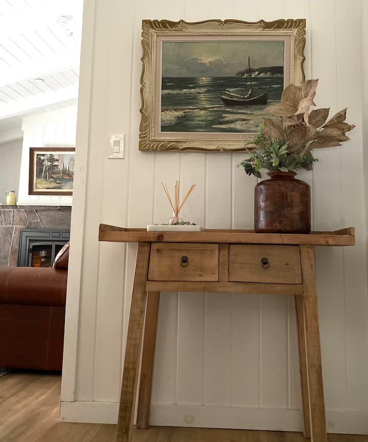 Ngazi za juu hadi ngazi ya kati. Mwonekano wa sebule ya kati na meko makubwa. Mlango mkuu wa bafuni ulio nje kidogo ya upande wa kulia wa meza hii ndogo.