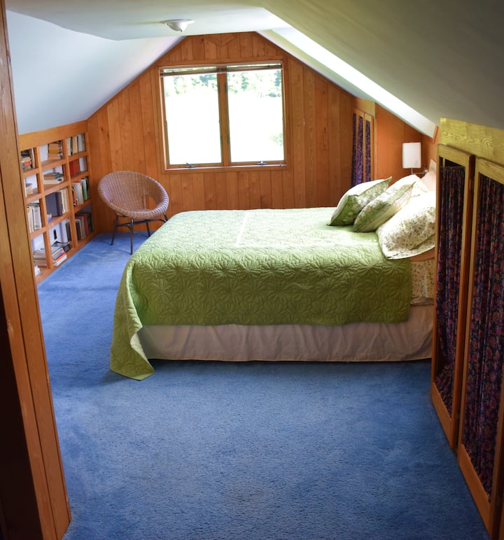 Голяма родителска спалня с изглед към изгрева.