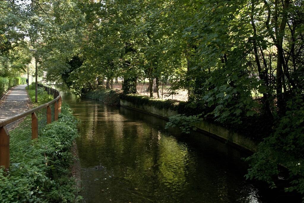 Kanal hinter dem Haus