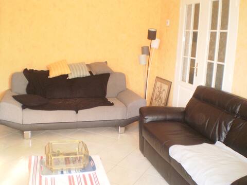 Chambres dans grande maison , terrain avec étang