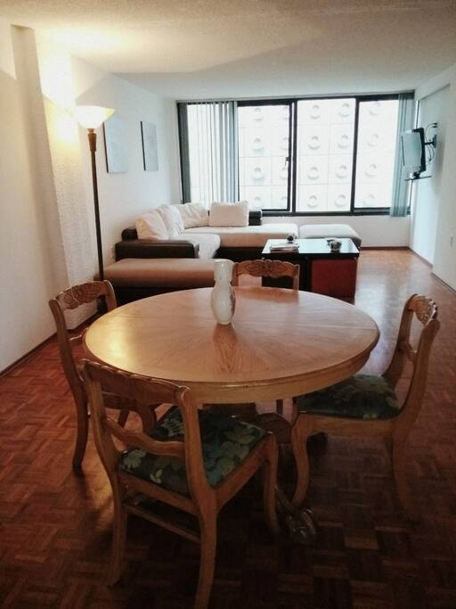 Estancia con sala, comedor, pantalla con chromecast