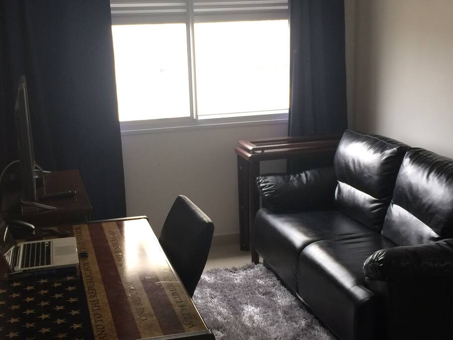 Cozy and function desk, leather sofabed, 100 MB wi-fi and HDMI Cable connection to LG 32" Flat Screen television. Wireless JBL speaker