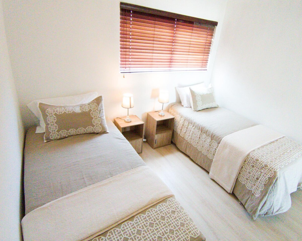 Dormitorio con dos camas individuales