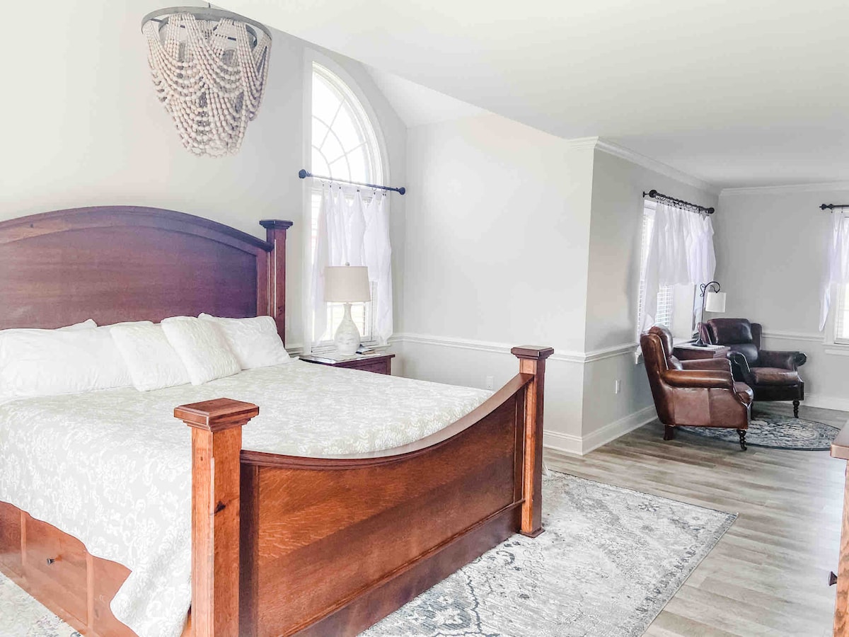 chumba cha kulala... chenye kitanda cha ukubwa wa kifalme ambacho hakitataka kuondoka! 