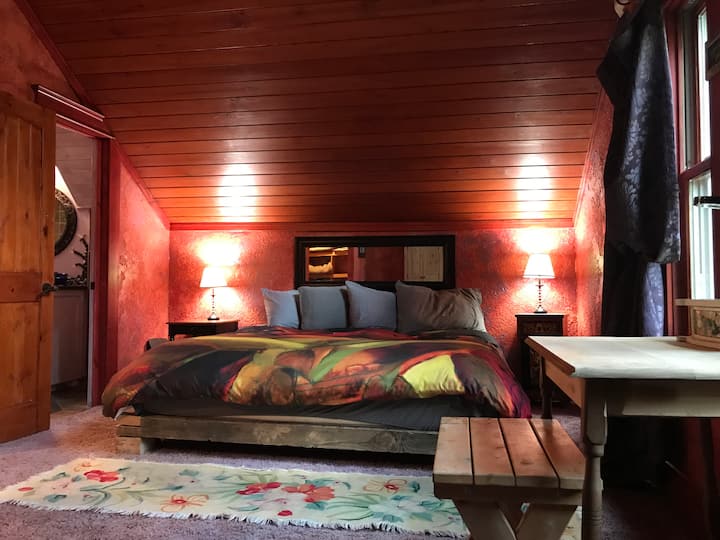 2nd bdrm King bed views to back pasture