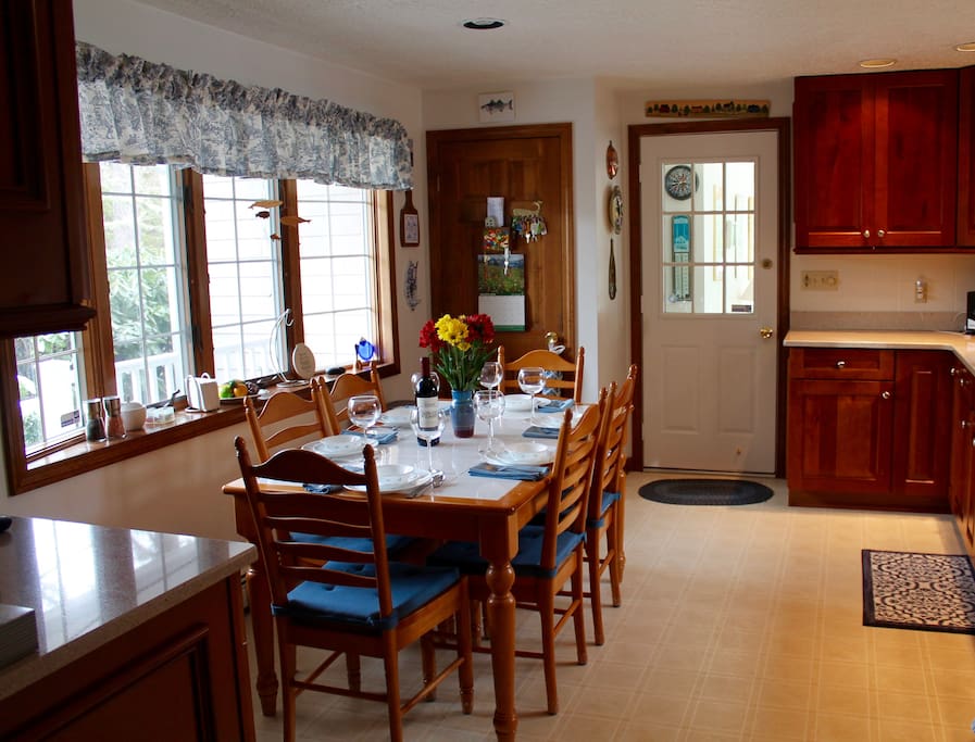 Well equipped dine in kitchen.
"The kitchen has modern appliances, tons of beautiful glassware, dishes, silverware, pots and pans, a fully loaded spice rack--everything one could possibly want." Seth