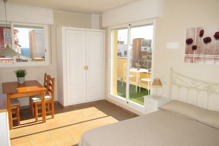 Pequeño Ático & Terraza a 80m playa