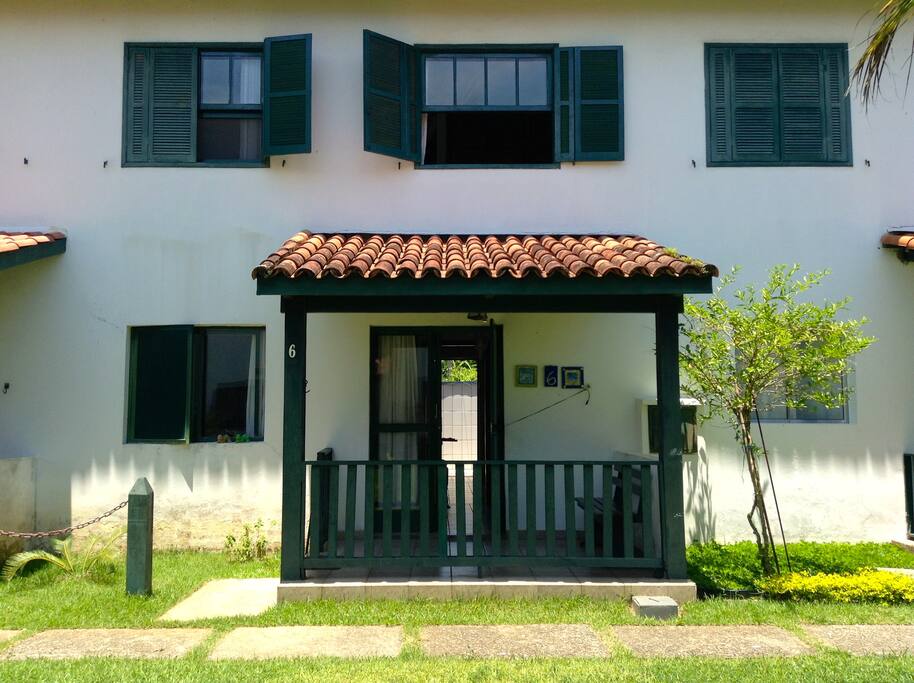 Essa é a Casa 6 vista de dentro do condomínio.