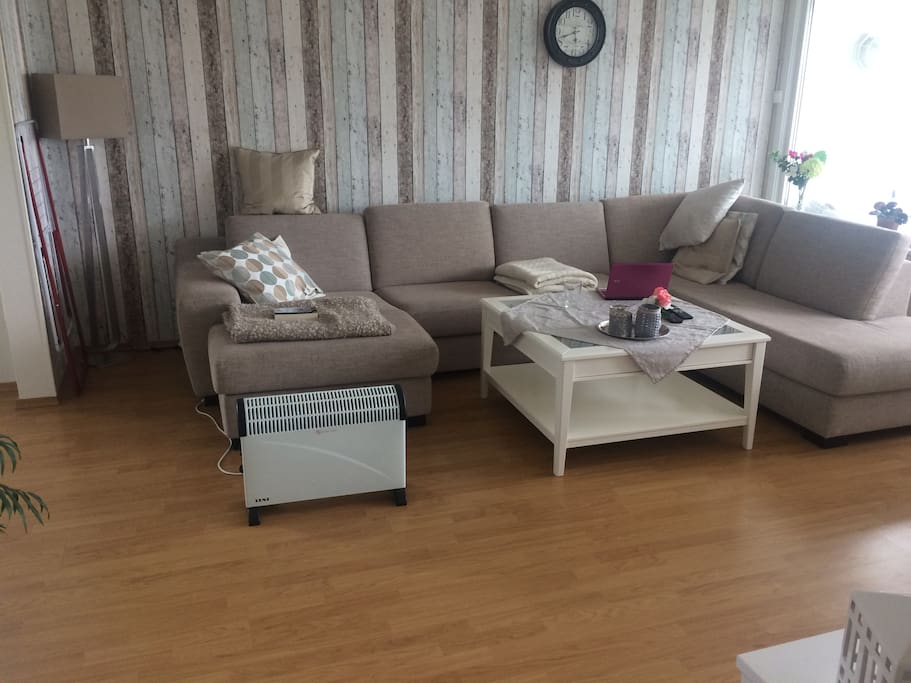 Stue med stor sofa