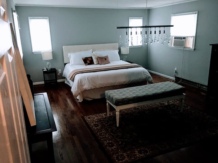 Საძინებელი #4 (Master): მდებარეობს ზემოთ ერთი (1) დიდი საწოლით