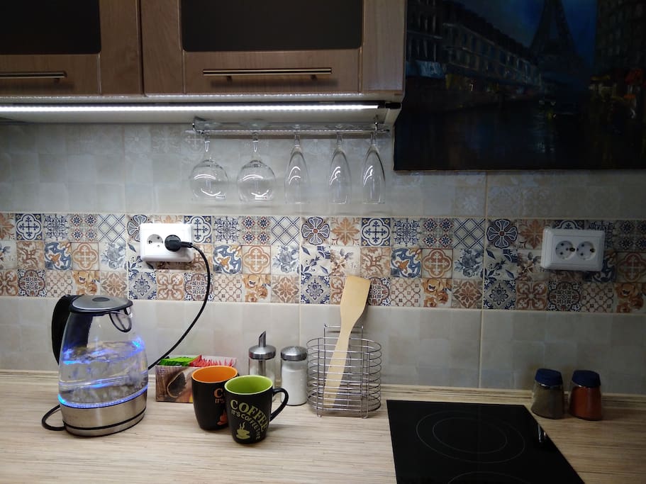 Уютная кухня с современной подсветкой. Cozy kitchen with modern lighting
