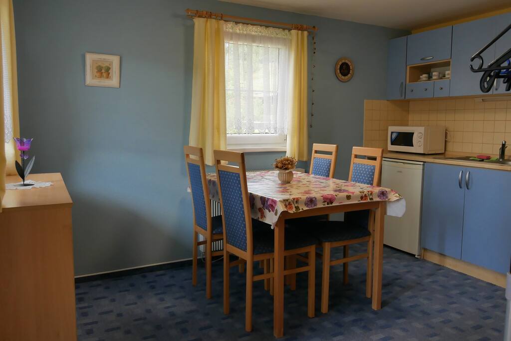 Kitchen & dining area
