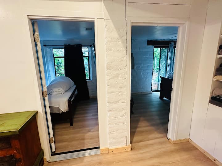 Vyumba viwili vya kulala karibu na vingine vyenye ukuta mnene unaovitenganisha.