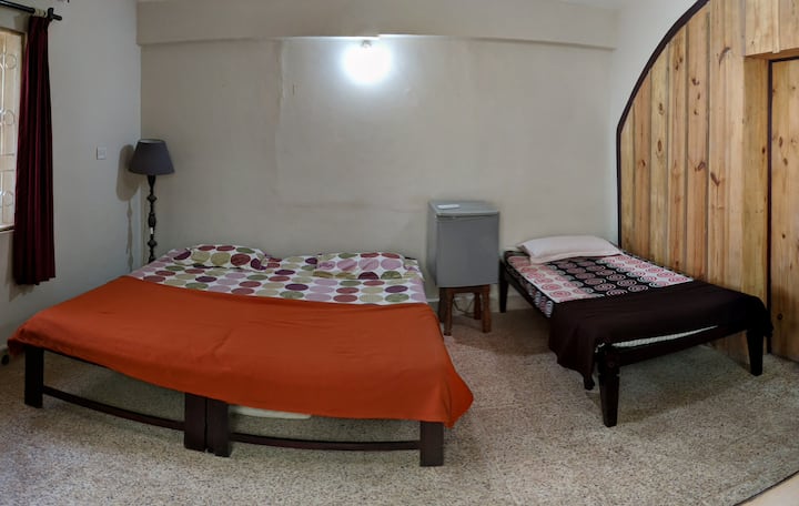 TREĆA  SPAVAĆA SOBA SAMO ako JE broj gostiju VEĆI OD šest. Povezana kupaonica i WC školjka. Soba ima zaseban ulaz, ali i vrata iz dnevnog boravka 