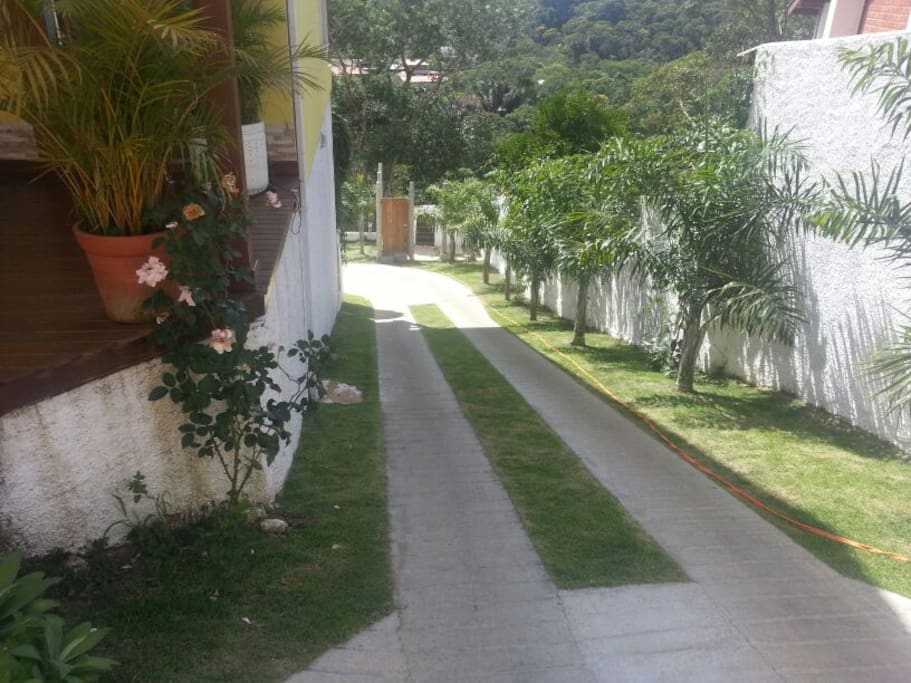 Garagem para até seis carros, inclusive grandes como Pick-up, jardim e palmeiras, deck de madeira
