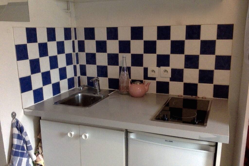 Kichenette équipée, deux plaques de cuisson, ustensiles de cuisine, frigo, four / micro-ondes.