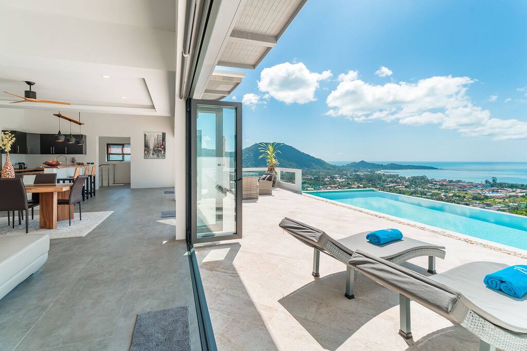 Piscine avec grande vue mer sur la baie de Lamai
