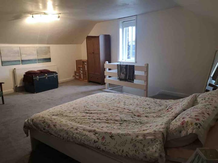 阁楼宽敞卧室，配备加大双人床