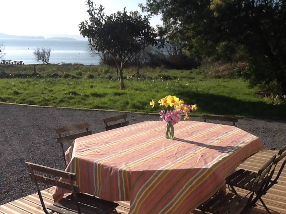 Un petit déjeuner ou déjeuner au soleil face à la mer