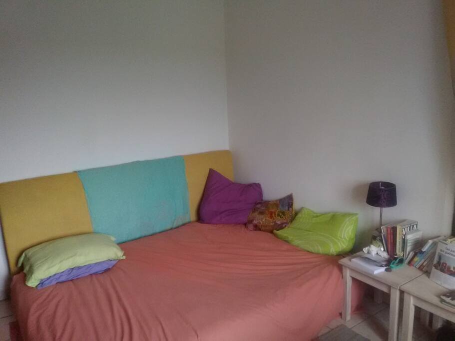Lit 2 places et matelas d'appoint.