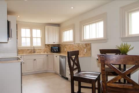 Ford Tavern · Oceanfront Heritage House w/ Deck