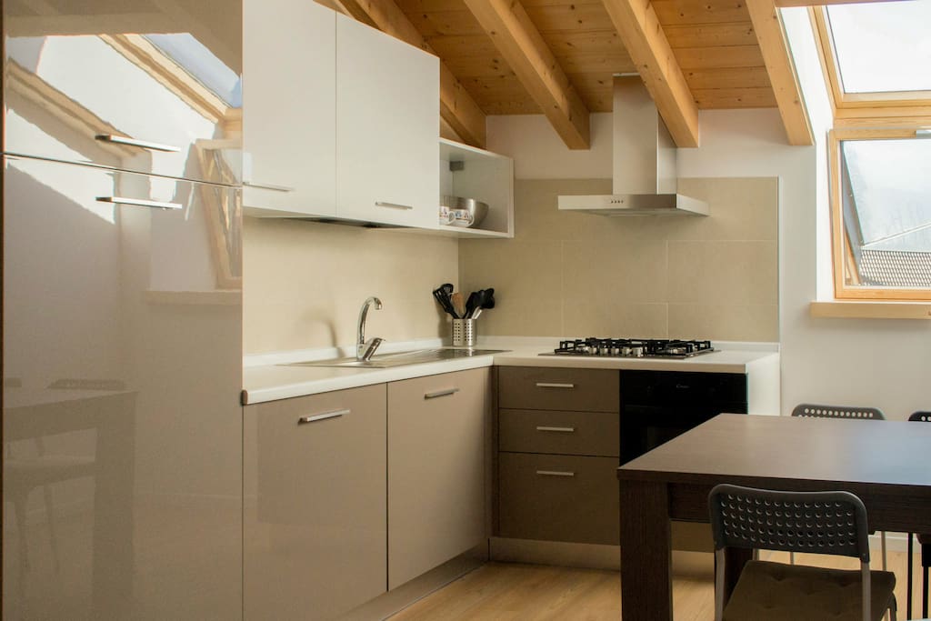 Cucina con frigo, freezer,lavastoviglie, forno..