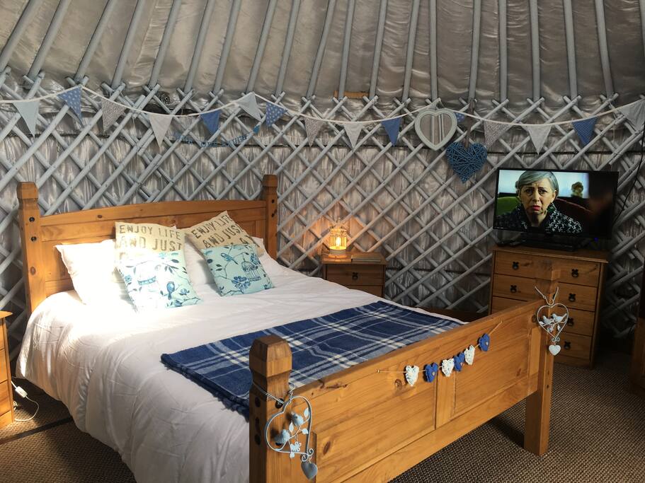 Super king bed & 32 inch flatscreen TV