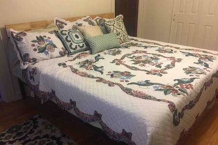 Charming Suite Near SU & Upstate