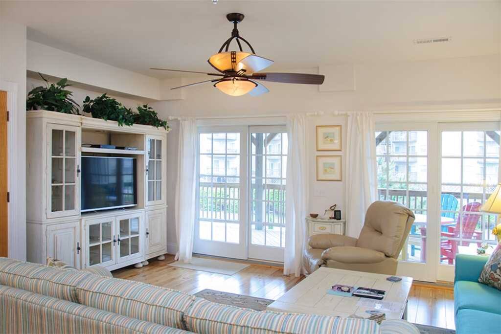 VP202: Reelaxation | Living Area