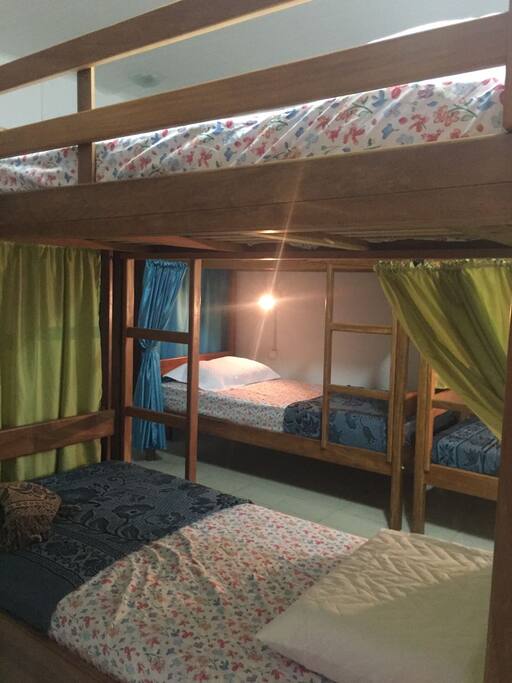 Quarto Feminino com cortina,tomada e lâmpada.