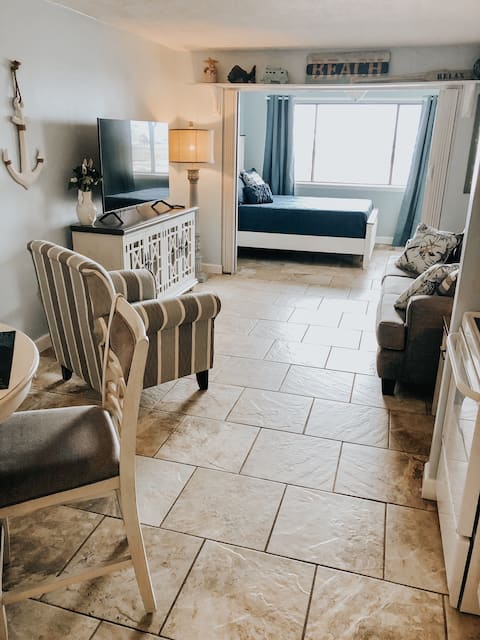 Successful Airbnb property: Footsteps away from beautiful beaches 🏖🏝⛱ in Navarre Beach
