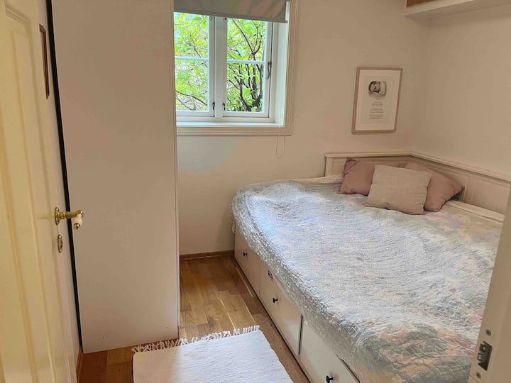 Kitanda cha watu wawili kilicho na magodoro mazuri. Godoro la ziada. Makabati yenye viango na droo. Kitanda maradufu cha sofa sebuleni. 