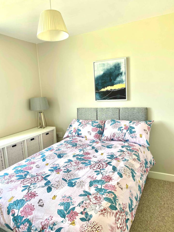 Საძინებელი 3 - პატარა ორადგილიანი საწოლი