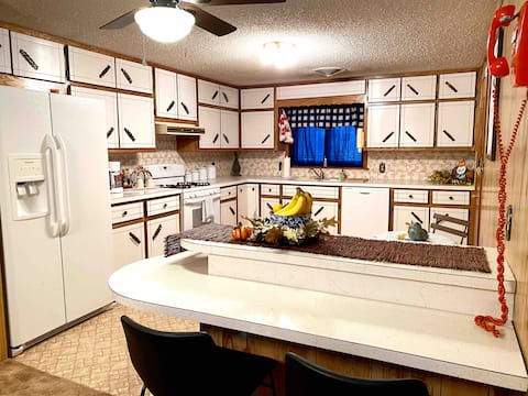 Spacious Stay | Near Dinosaur Tracks + State Park