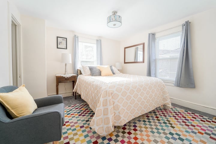 ห้องนอน 1 (ชั้นบน) มีเตียงควีนไซส์สมาร์ททีวีและตู้เสื้อผ้าแบบวอล์คอินที่เชื่อมต่อกับห้องน้ำเต็มรูปแบบ 